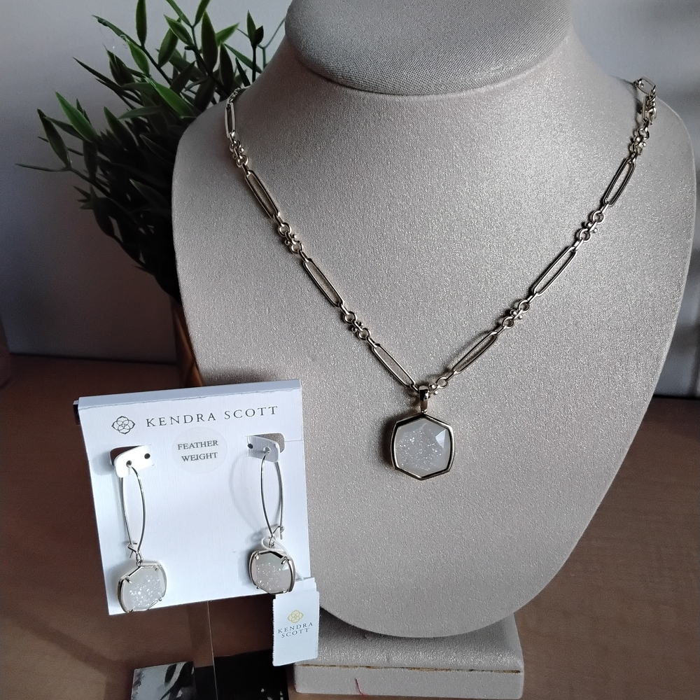 New With Tags! Beautiful Kendra Scott Gold Paper Clip Necklace And Earrings.!